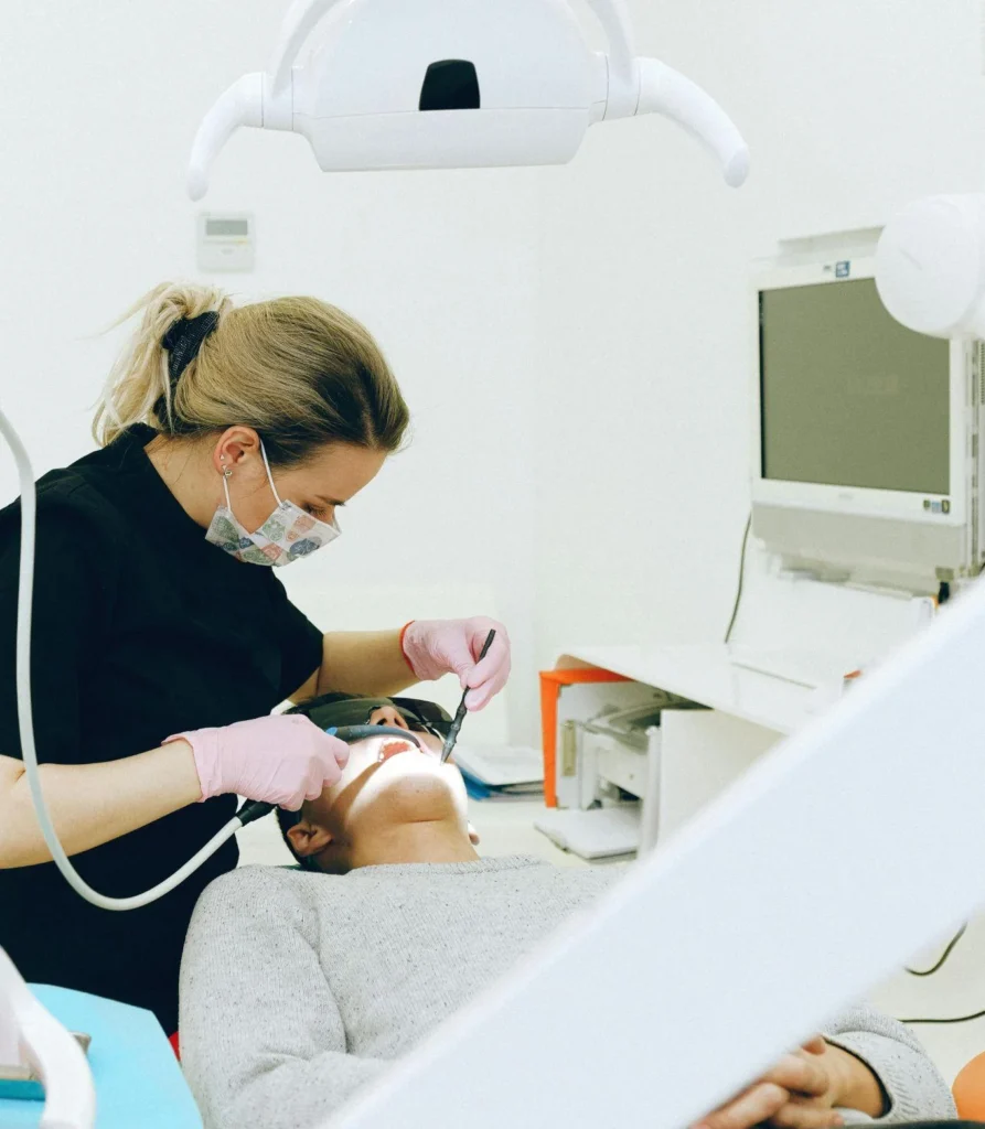 Best Way to Remove Plaque from Teeth Dentist-Approved Tips